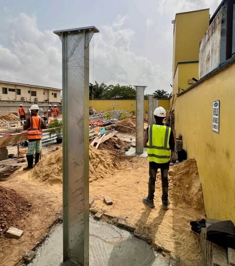 Nigeria - Cochera solar de acero de un solo pilar de 180 kWp