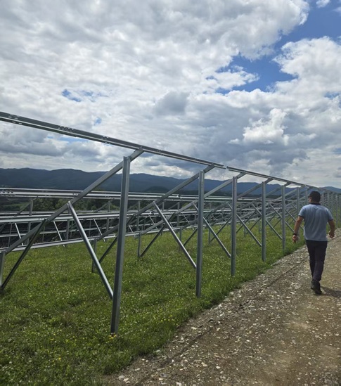 Sistemas de montaje solar de doble poste: La solución óptima para instalaciones en zonas de fuertes vientos.